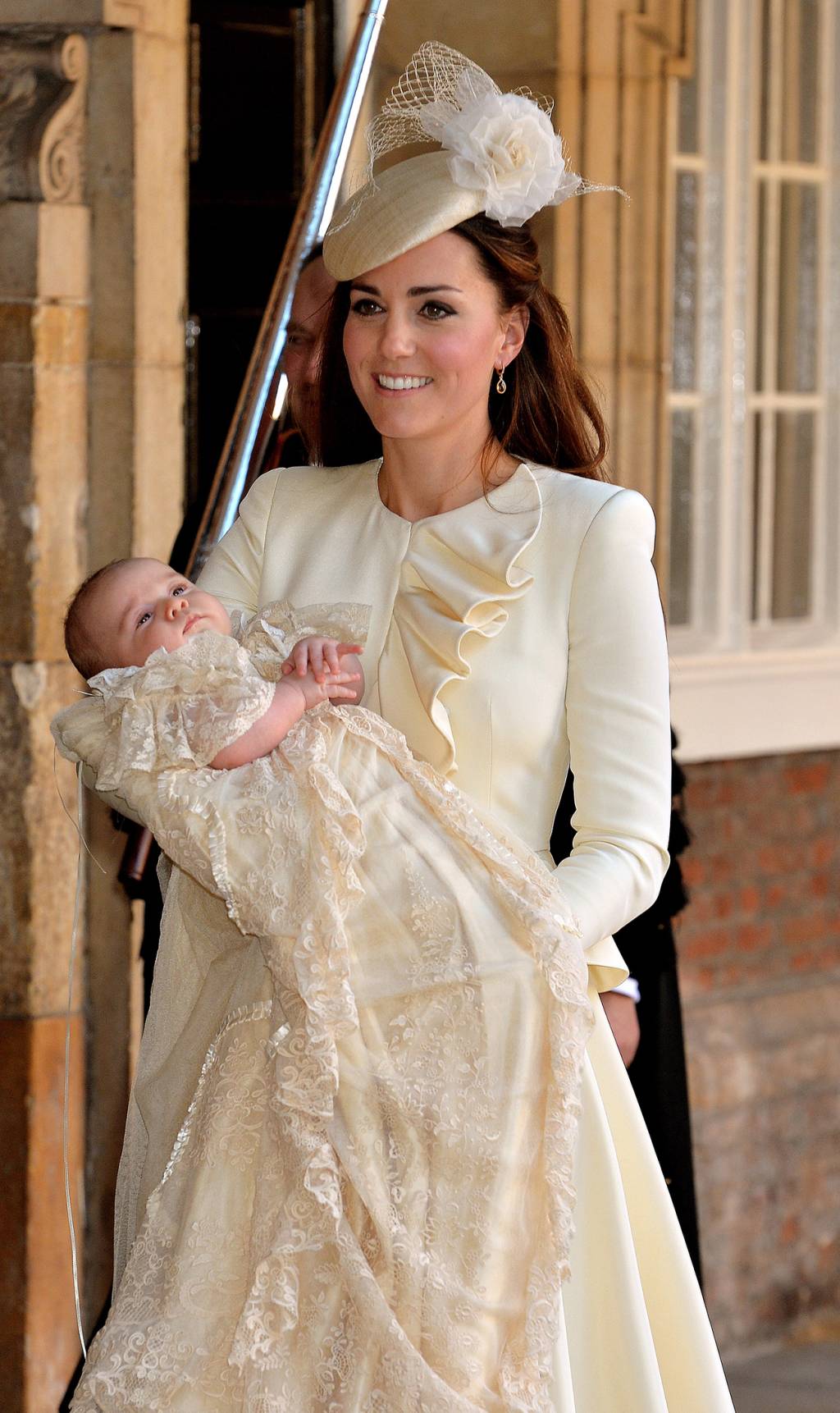 <strong>04 de junho de 2012</strong> &ndash; O look monocrom&aacute;tico &ndash; com exce&ccedil;&atilde;o dos escarpins nude &ndash; &eacute; assinado por Sarah Burton, da <strong>Alexander McQueen</strong>, mesma estilista respons&aacute;vel pelo vestido de noiva da Duquesa.