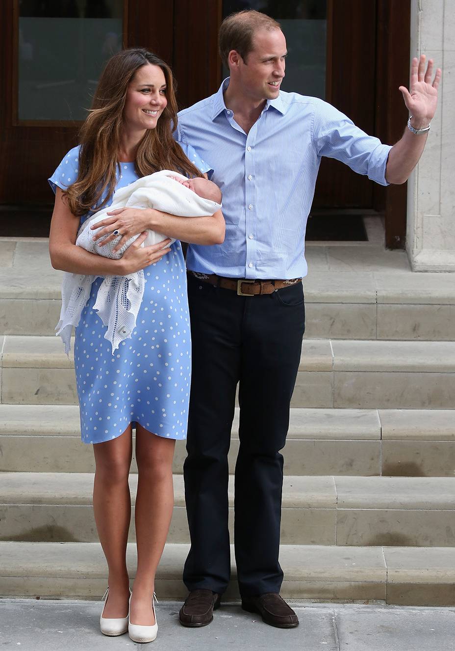 <strong>11 de maio de 2012</strong> &ndash; Como parte das comemora&ccedil;&otilde;es das Olimp&iacute;adas de Londres, Kate marcou presen&ccedil;a em um concerto no Royal Albert Hall. O vestido eleito para a ocasi&atilde;o, assinado por <strong>Jenny Packham</strong>, comp&otilde;e um dos visuais mais ic&ocirc;nicos da Duquesa.