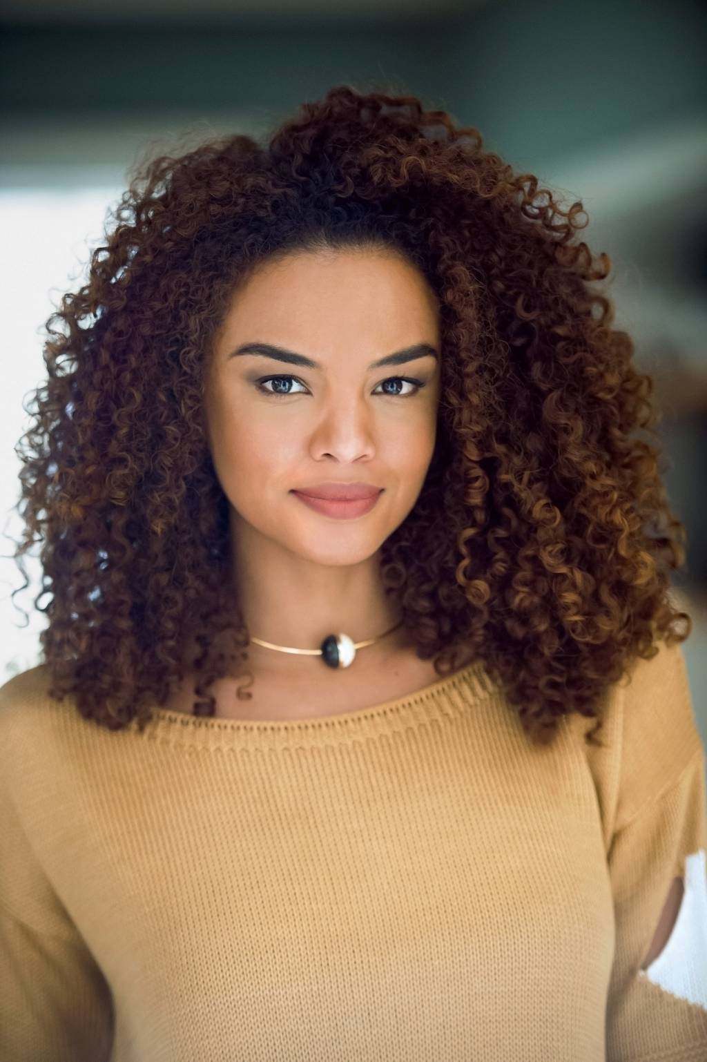 A rotina de beleza e os segredos dos cachos de Lucy Ramos