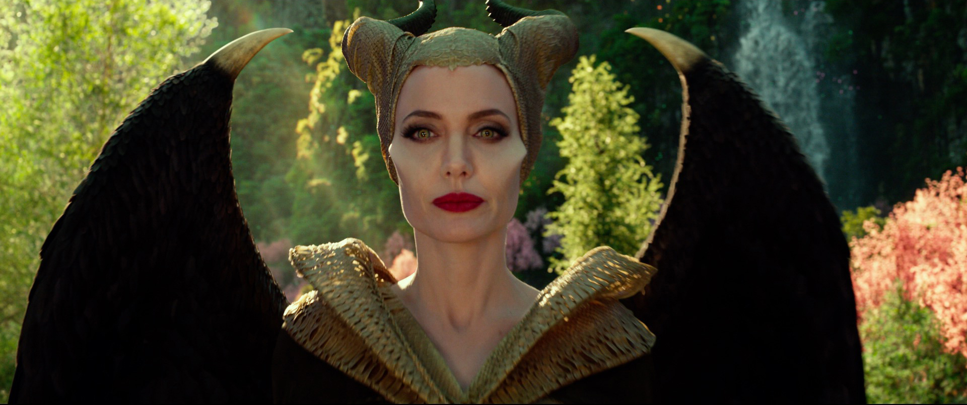 Angelina Jolie está apenas perfeita no novo pôster de ‘Malévola 2’