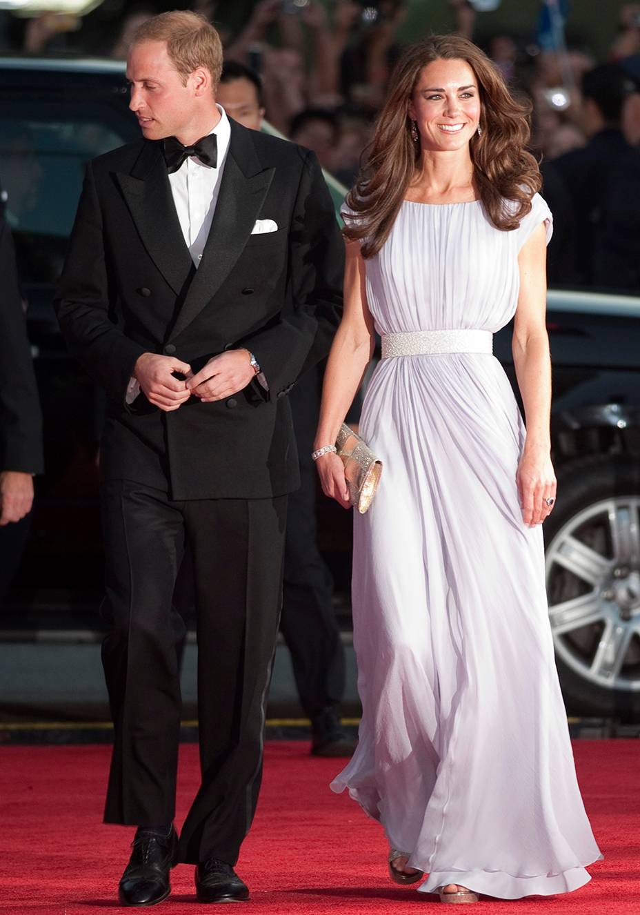 <strong>16 de novembro de 2010</strong> &ndash; Depois do vestido de noiva, este &eacute;, provavelmente, o look mais copiado de Kate Middleton. O vestido drapeado em azul-safira, da estilista brasileira Daniella Issa Helayel, nome &agrave; frente grife<strong> Issa London</strong>,&nbsp;sumiu das araras logo ap&oacute;s o an&uacute;ncio de seu noivado com o Pr&iacute;ncipe William.