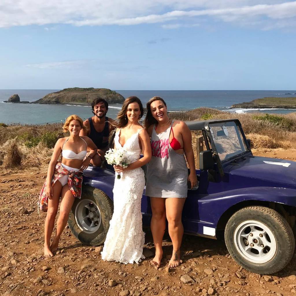 Em Noronha, Isabella Santoni e Rodrigo Simas levam noiva à igreja