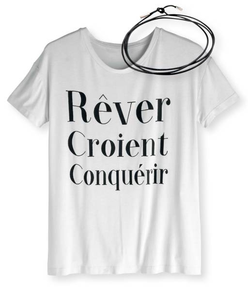 Camiseta de algod&atilde;o, Inspir&eacute;e, R$ 152, tel. (11) 3845 0738. Choker de couro, Ag Guerreiro,&nbsp;R$ 238, agguerreiro.com.br.