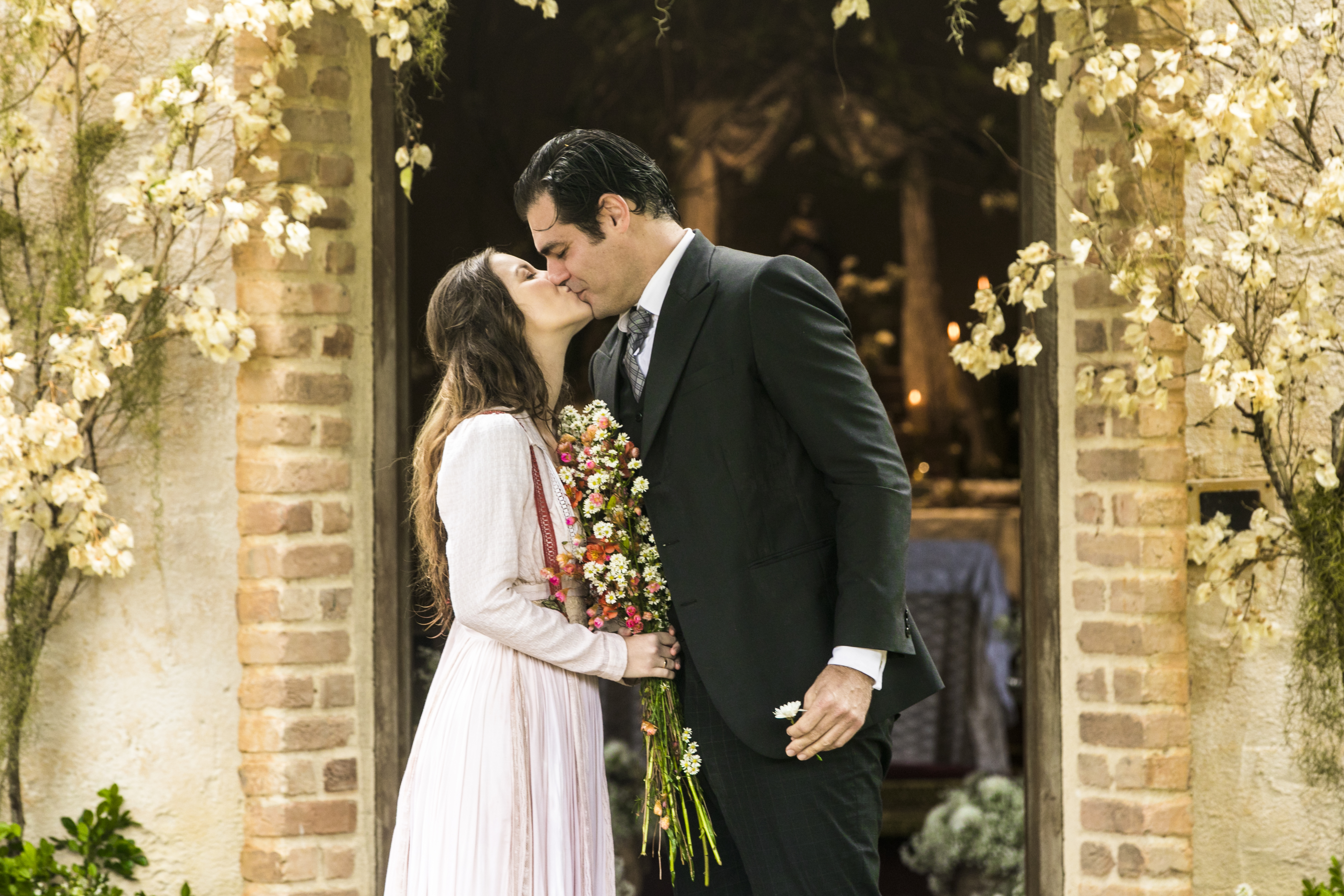 Elisabeta e Darcy se casam em Orgulho e Paixão: veja as fotos e o vestido