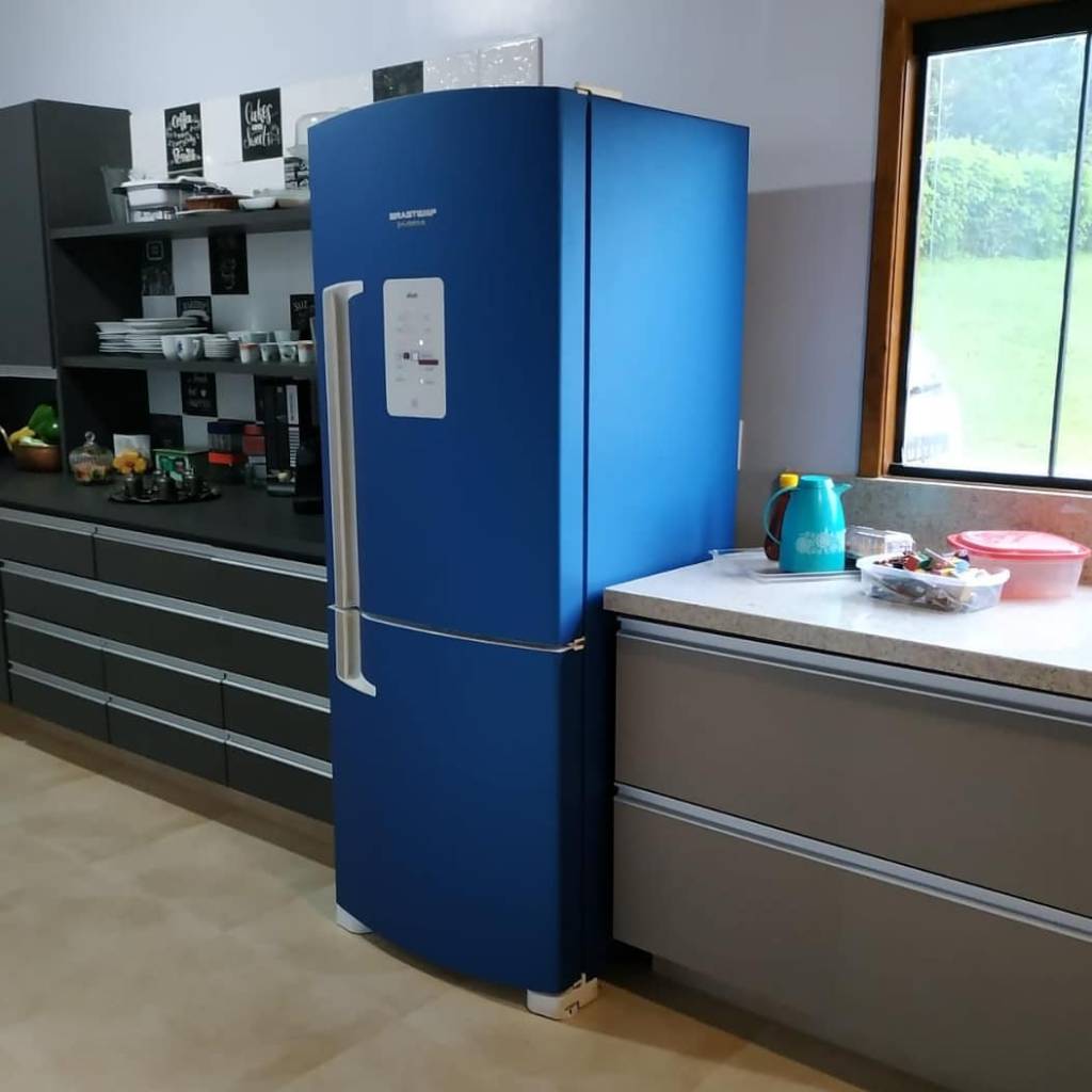 Geladeira de cara nova: aprenda a envelopar o eletro e valorize a cozinha