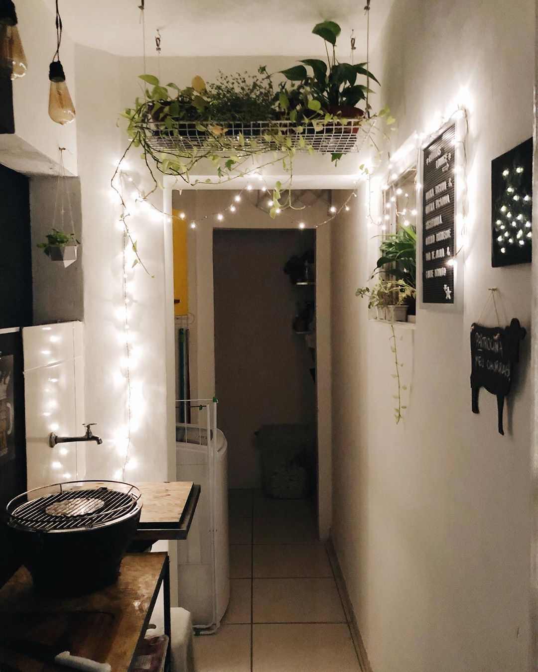 cord&atilde;o de luzes no corredor