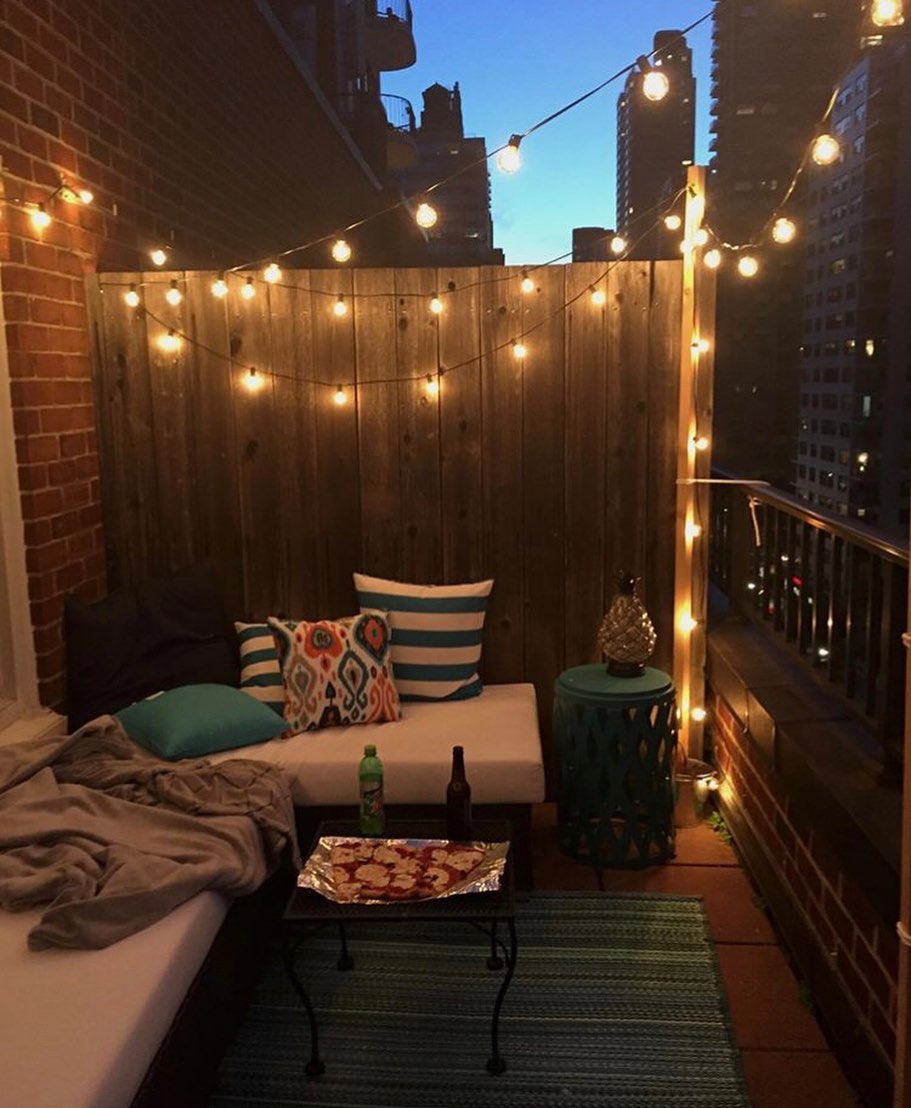 cord&atilde;o de luzes na varanda