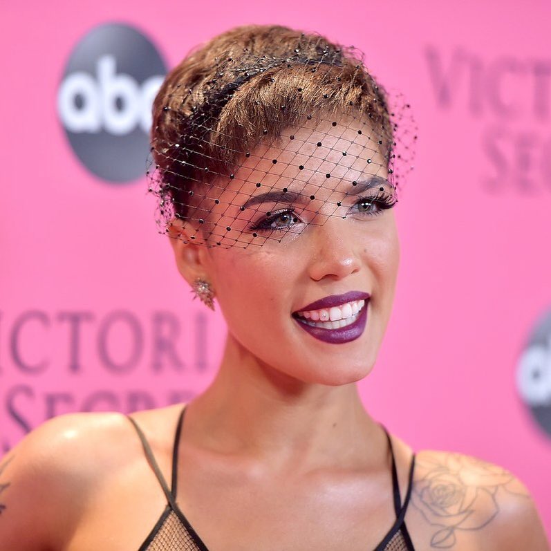 Halsey critica falta de diversidade no desfile da Victoria’s Secret 2018