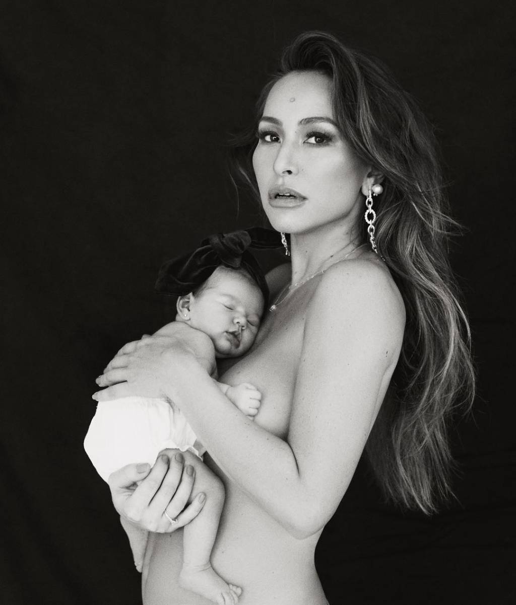 Amigos de Sabrina Sato publicam fotos belíssimas e ~raras~ da Zoe