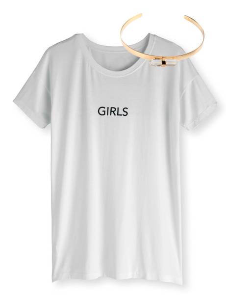 Camiseta&nbsp;de algod&atilde;o, Riachuelo,&nbsp;R$ 40, tel. (11) 2739 1960. Choker&nbsp;de metal, Djaya Levy,&nbsp;R$ 540, djayalevy.com.br.