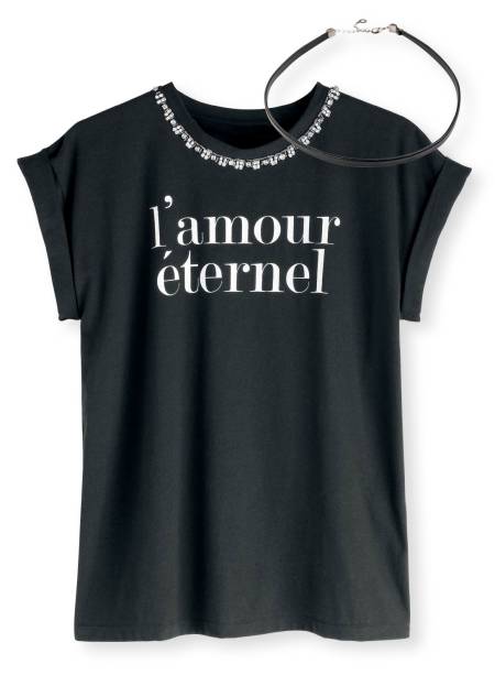 Camiseta&nbsp;de algod&atilde;o,&nbsp;J. Chermann, R$ 238,&nbsp;tel. (11)&nbsp;3073 1556. Choker&nbsp;de couro, Balon&eacute;,&nbsp;R$ 49,&nbsp;tel. (11)&nbsp;4208 6200.