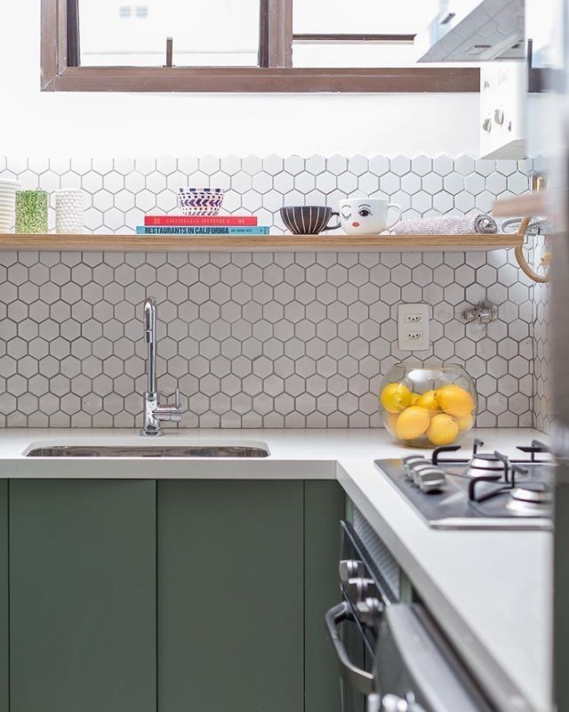 7 @laurasignorini_arquitetura e foto @marcussobral cozinha azulejo em cima da pia
