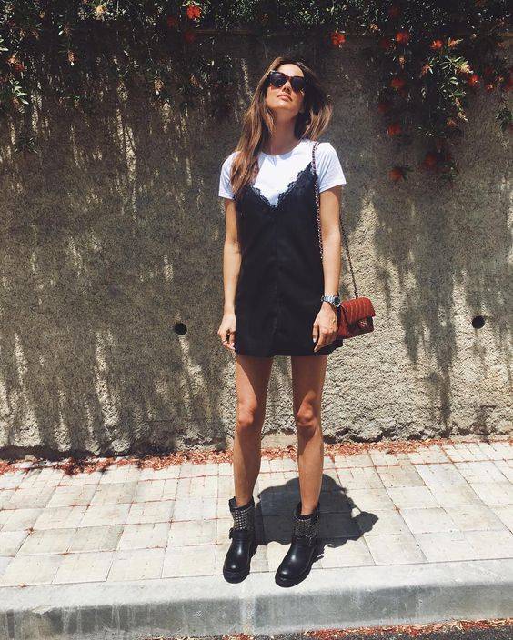 mulher usando vestido com camiseta