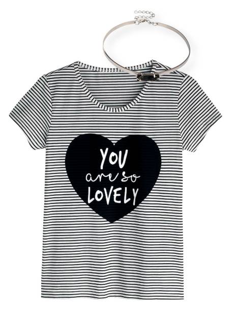 Camiseta de algod&atilde;o, C&A,&nbsp;R$ 36, tel. (11) 2131 0004. Choker de metal, Youcom,&nbsp;R$ 50, tel. (11) 3587 6797.
