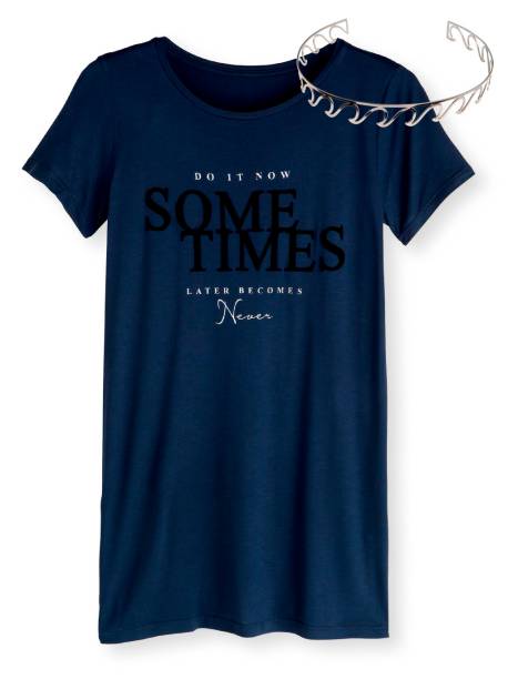 Camiseta&nbsp;de algod&atilde;o, Renner,&nbsp;R$ 60,&nbsp;tel. (11)&nbsp;2165 2800. Choker&nbsp;de metal, Juliana Jabour,&nbsp;R$ 420,&nbsp;tel. (11)&nbsp;3837 9778.