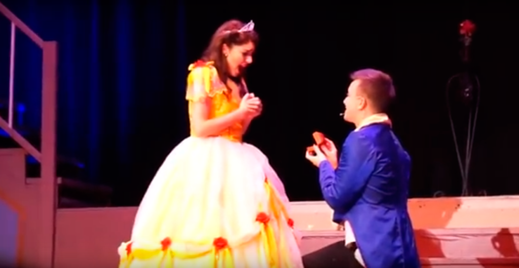 Atriz é pedida em casamento no meio do musical de A Bela e a Fera