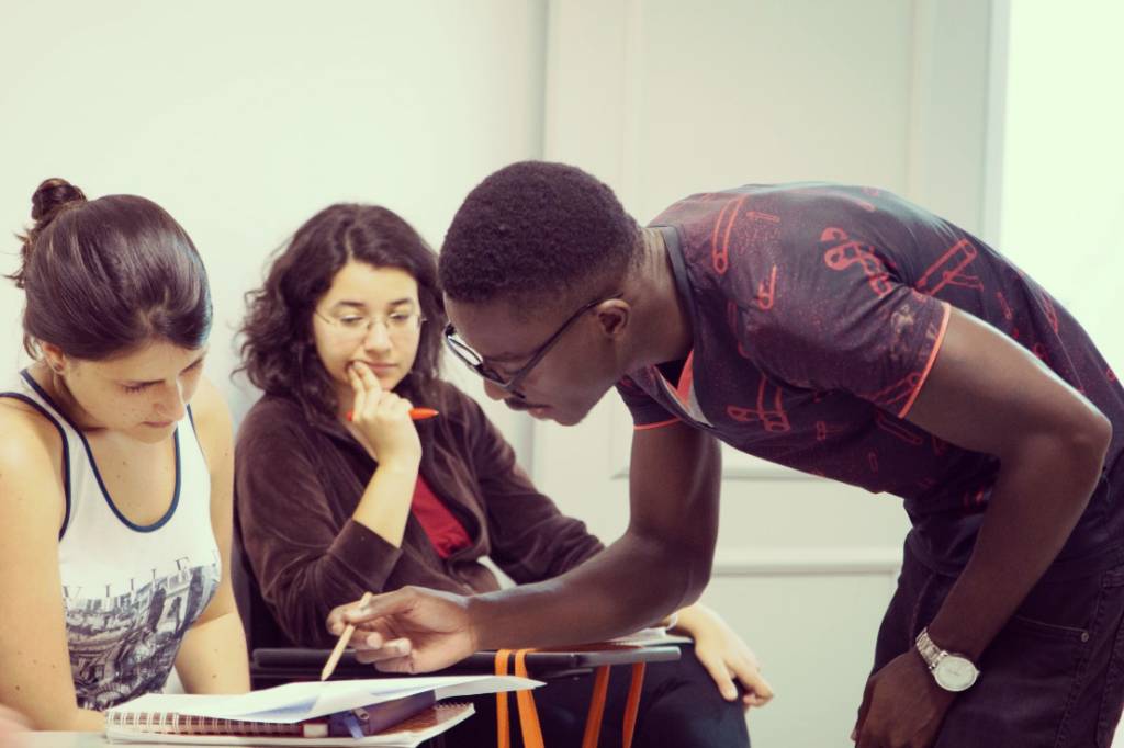 Projeto capacita refugiados para serem professores de idiomas