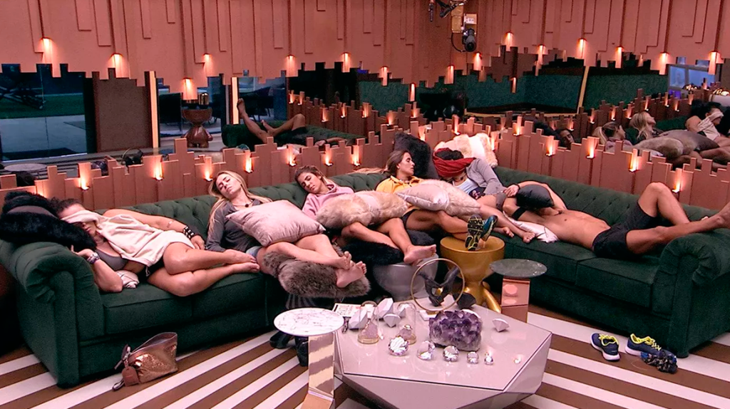 Barracos? Que nada! Acorrentados do BBB19 apenas dormem e rezam juntos