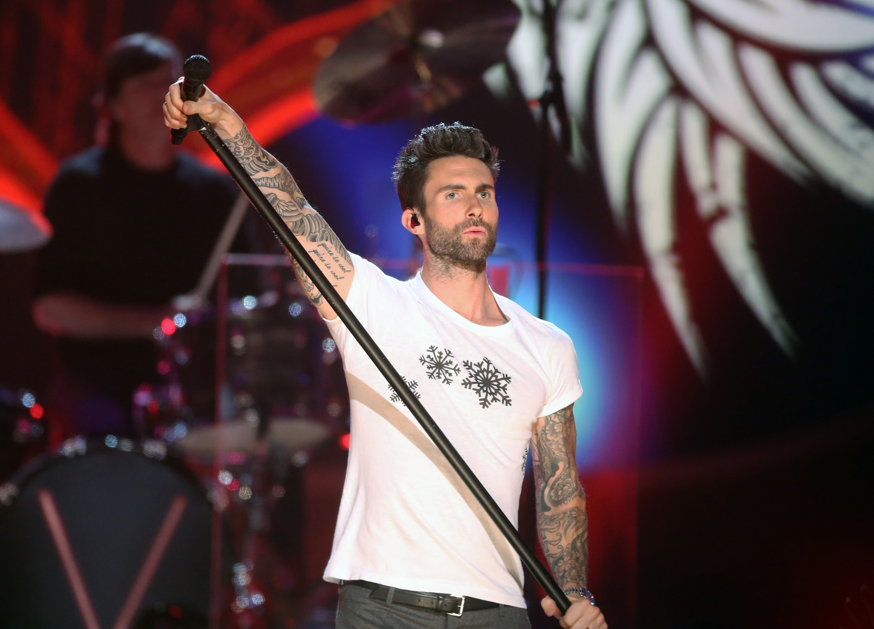 Adam Levine lança música inédita para trilha de filme. Veja o clipe!