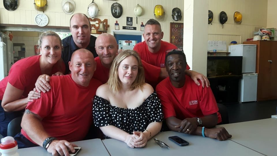 Adele visita bombeiros que salvaram vidas em incêndio de Londres
