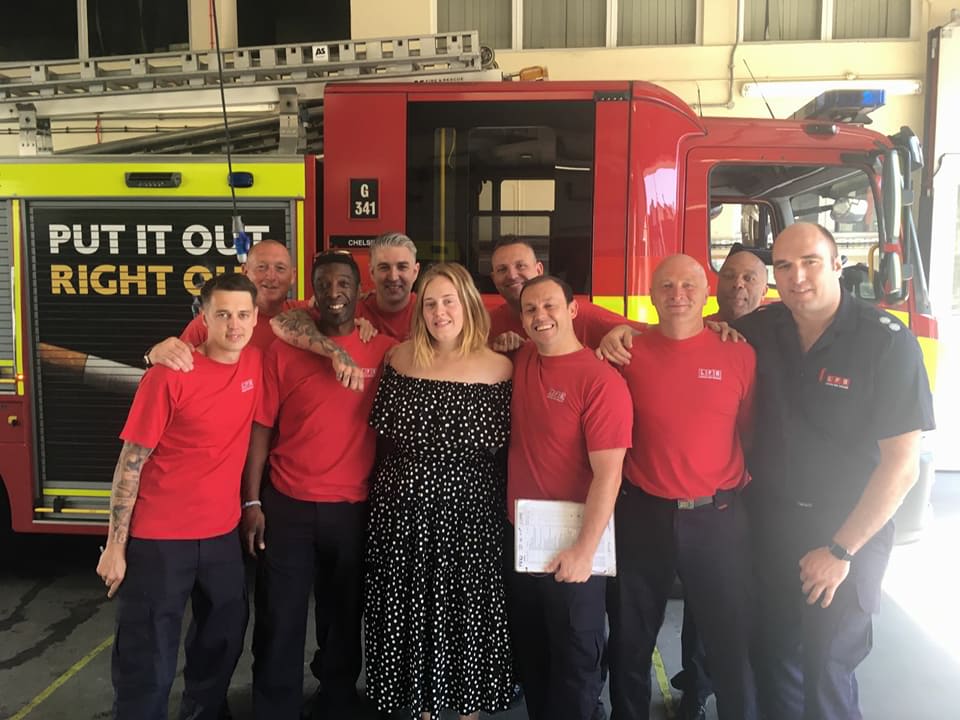 adele-com-os-bombeiros-de-londres