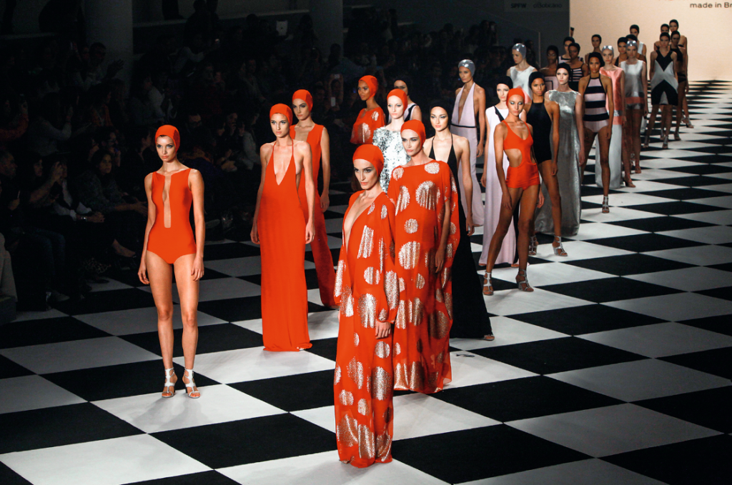 A moda praia de modelagem ampla de Adriana Degreas