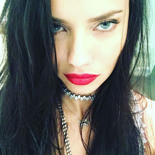 Adriana Lima apostou no look fatal, com cabelos lisos e soltos, cílios alongados e batom vermelho. Adriana Lima apostou no look fatal, com cabelos lisos e soltos, cílios alongados e batom vermelho.
