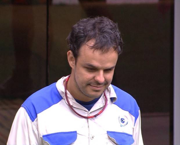 Mãe de Adrilles justifica solidão do filho: “Ele precisa de gente”