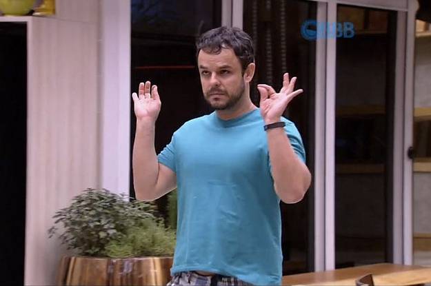 Adrilles brinca e diz que seria mais feliz se fosse gay