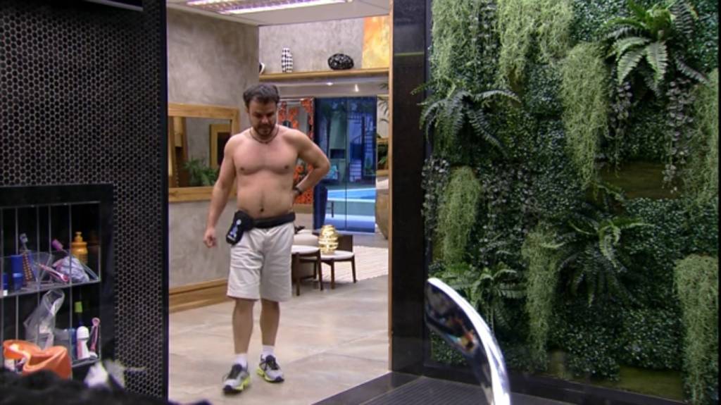 Sem Mariza, Adrilles anda em círculos pela casa e dorme