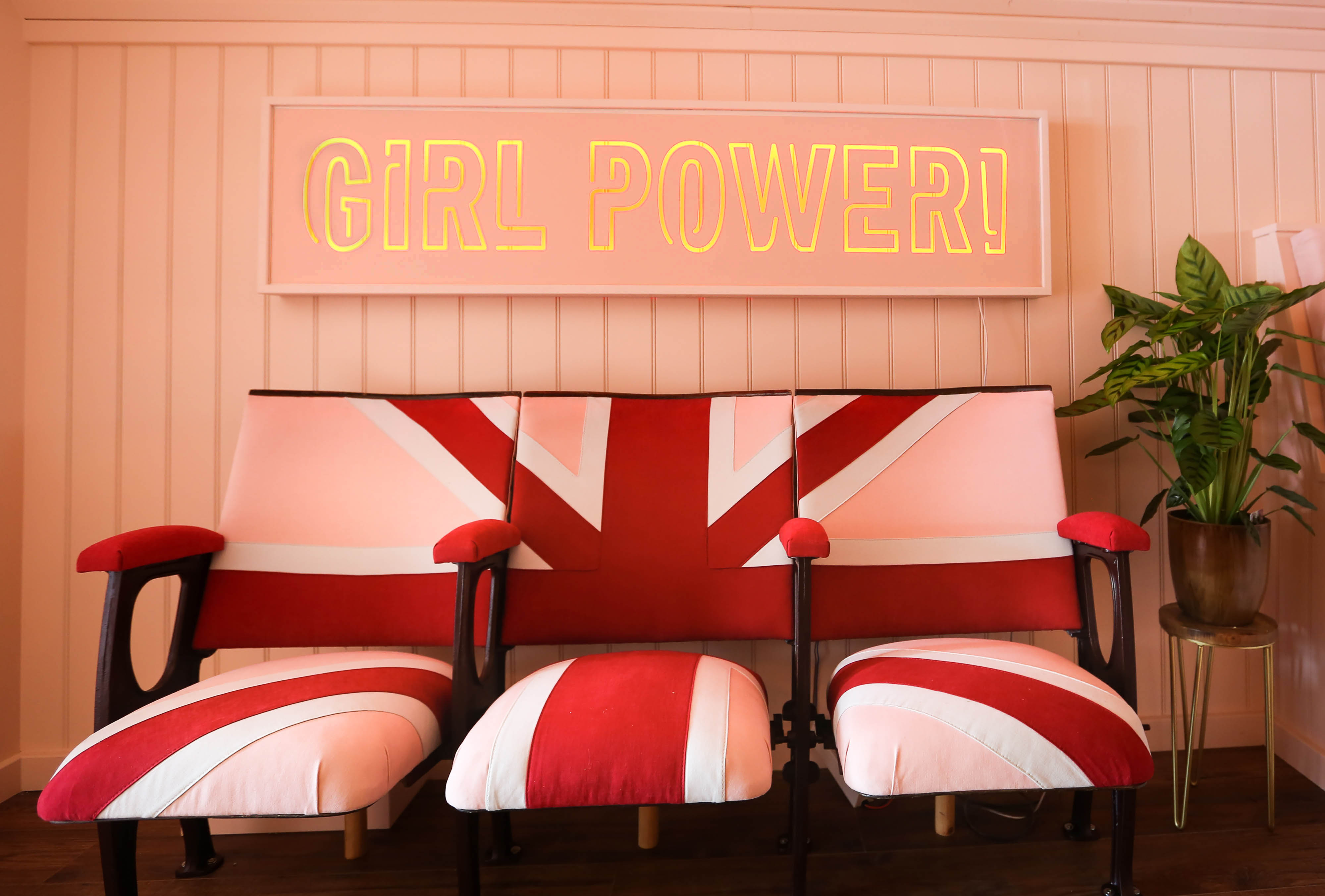Chama as amigas pra alugar o ônibus das Spice Girls no Airbnb agora