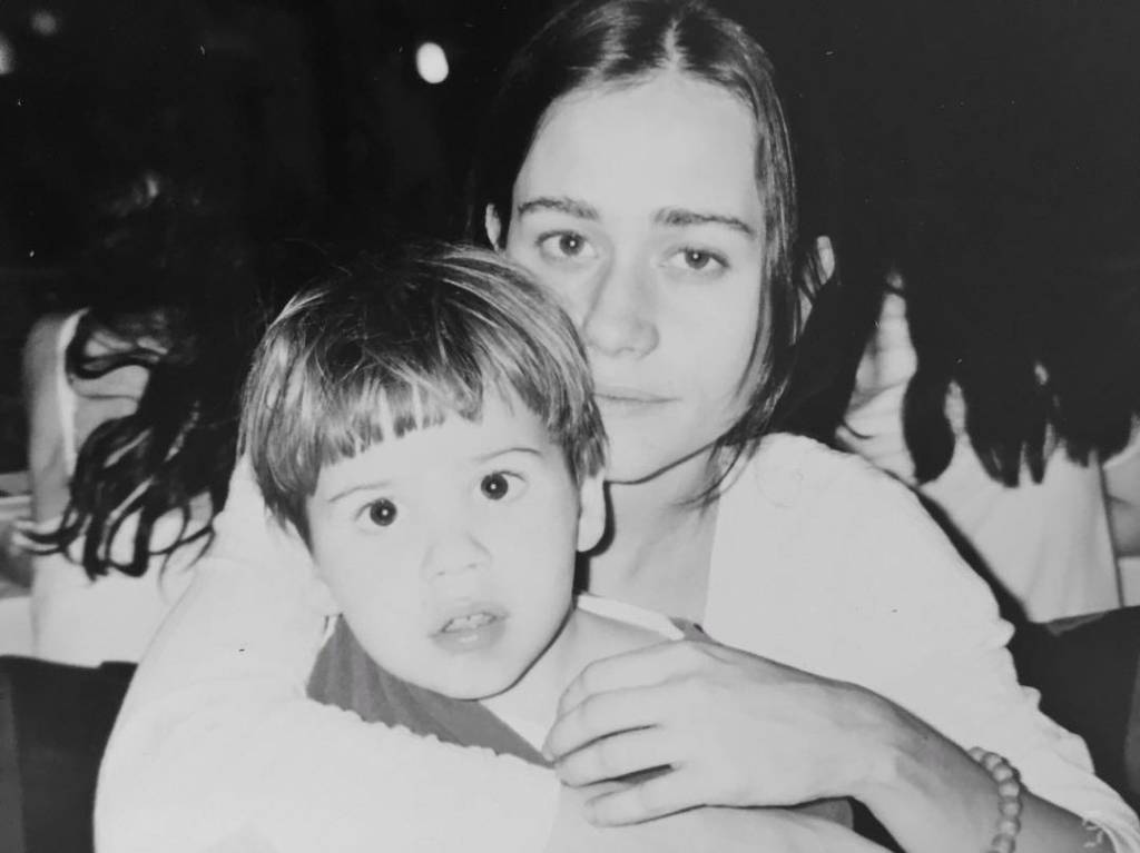 Filho de Alessandra Negrini e Murilo Benício estreia na TV aos 22 anos