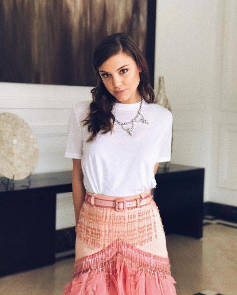 Alice Wegmann muda radicalmente o visual para nova série