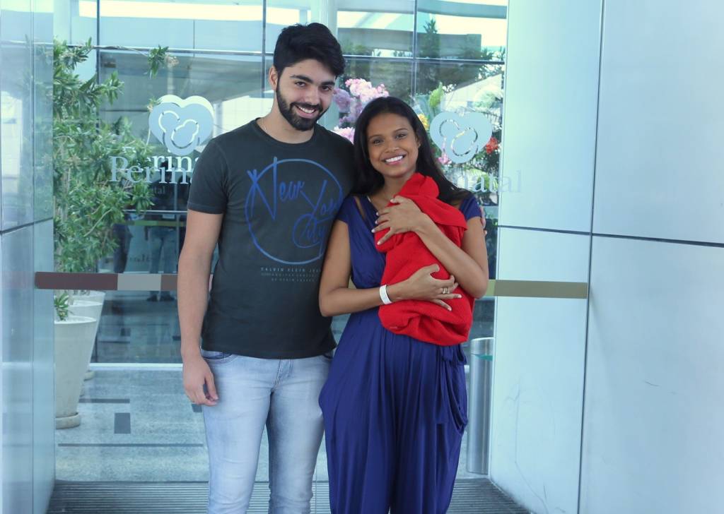 Aline Dias deixa a maternidade com o filho, Bernardo