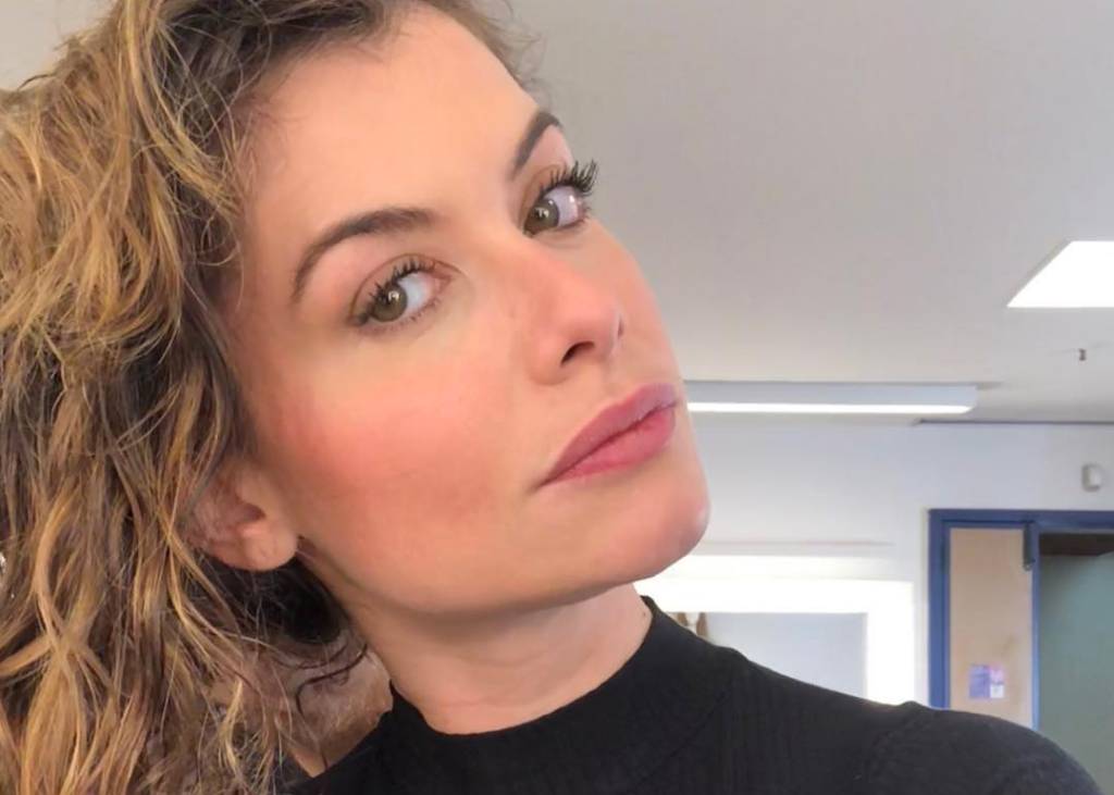 Alinne Moraes usa vestido vermelho sexy e elegante que é pura inspiração