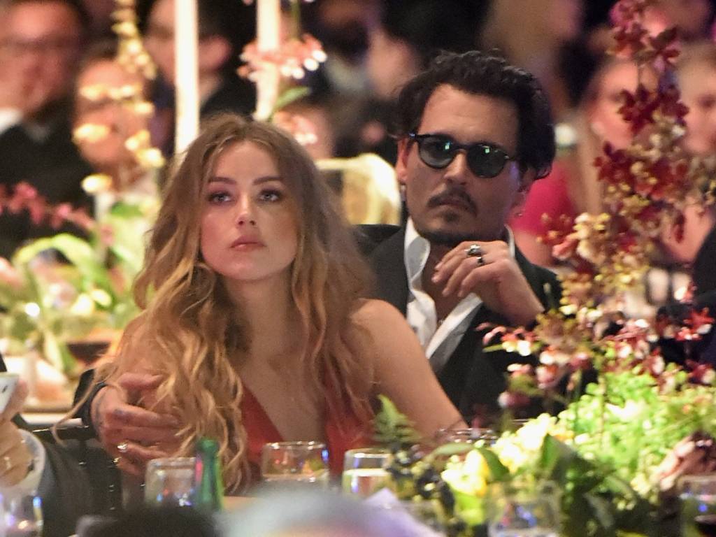Amber Heard propõe divórcio bilionário a Johnny Depp após 15 meses de casamento