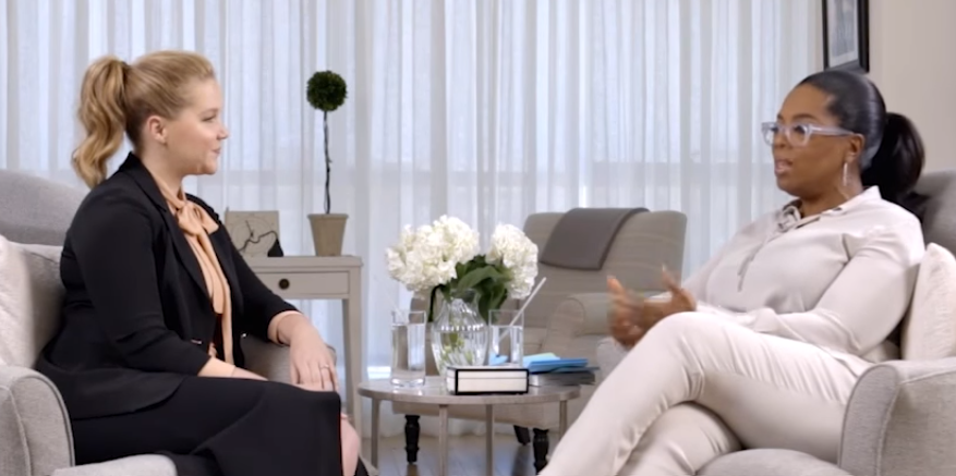 Amy Schumer fala sobre violência que sofreu: ‘eu temi por minha vida’