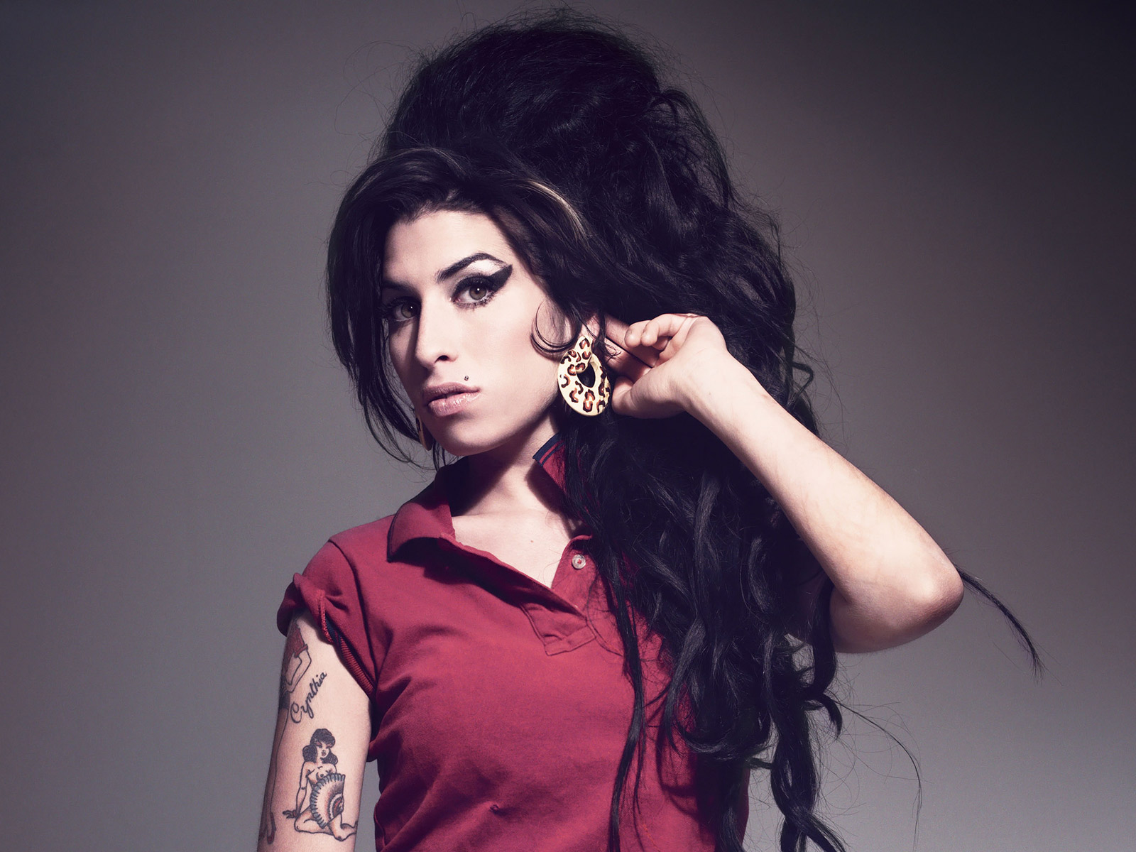 Pai de Amy Winehouse anuncia turnê mundial com holograma da cantora