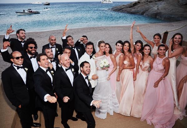 A top e o empresário escolheram um lugar paradisíaco para o enlace: Mykonos, ilha da Grécia. Entre os convidados do casamento que durou mais de um dia estavam Sabrina Sato, Isabelli Fontana, Alessandra Ambrósio e Fernanda Motta.