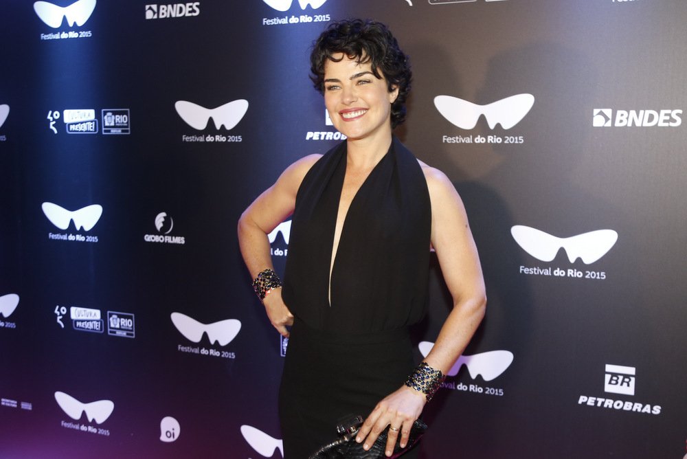 De novo visual, Ana Paula Arósio prestigia première no Rio