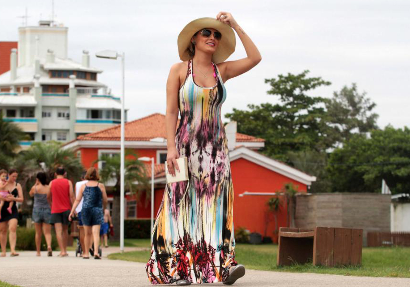 Andressa Urach é vista caminhando pelas praias de Florianópolis