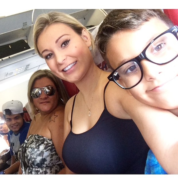 Andressa Urach viaja com a família