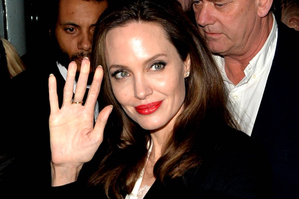 Mais um dia, mais um look preto e chiquíssimo da Angelina Jolie