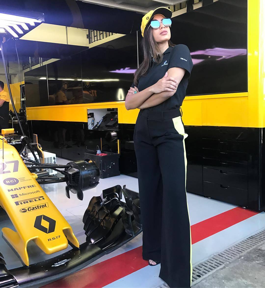 Anitta canta o Hino Nacional no GP de fórmula 1 do Brasil