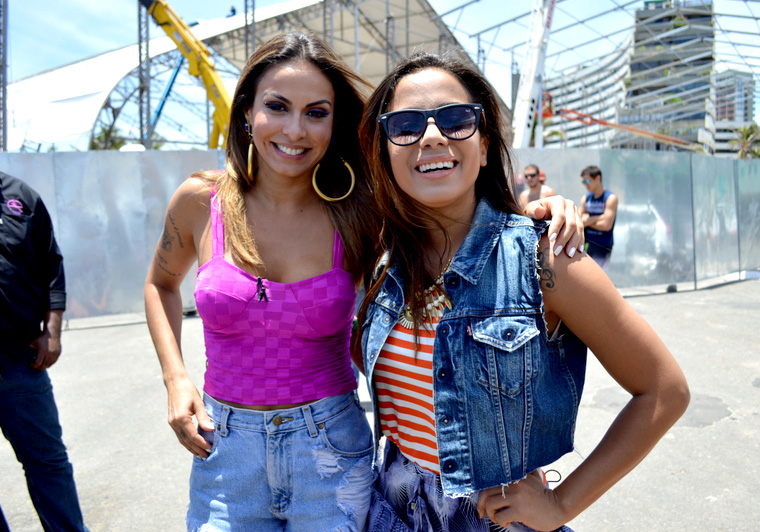 Anitta recebe dicas de Alinne Rosa para o carnaval de Salvador