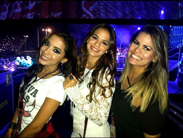 Show das Poderosas: Anitta e Bruna Marquezine assistem show do One Direction no palco