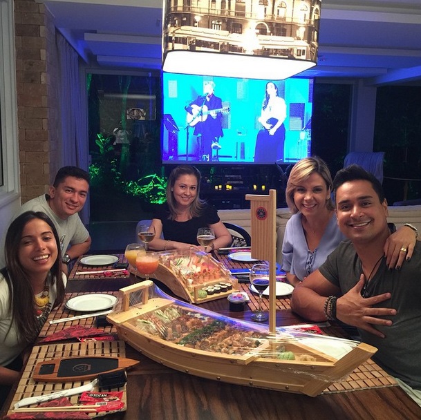 Anitta janta na casa de Xanddy e Carla Perez: “Noite especial”