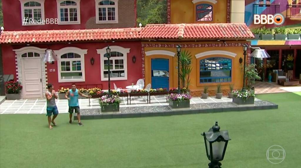 antonio-e-manoel-chegando-na-casa-estreia-bbb-17 antonio-e-manoel-chegando-na-casa-estreia-bbb-17