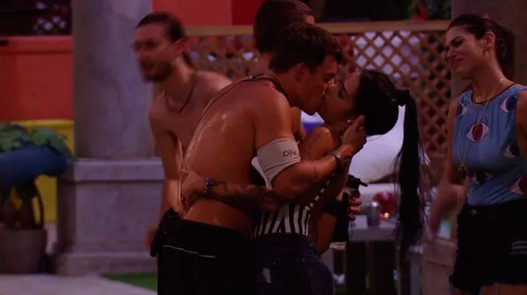 antonio-e-mayara-se-beijam-bbb17 antonio-e-mayara-se-beijam-bbb17
