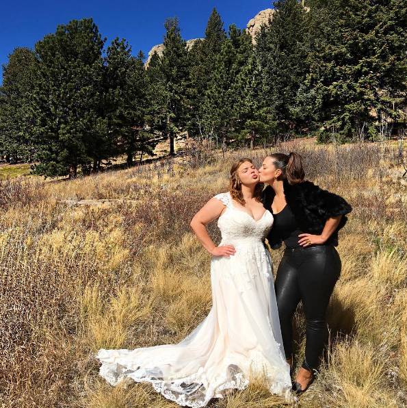 Top Ashley Graham lacra e usa calça de couro no casamento de sua irmã